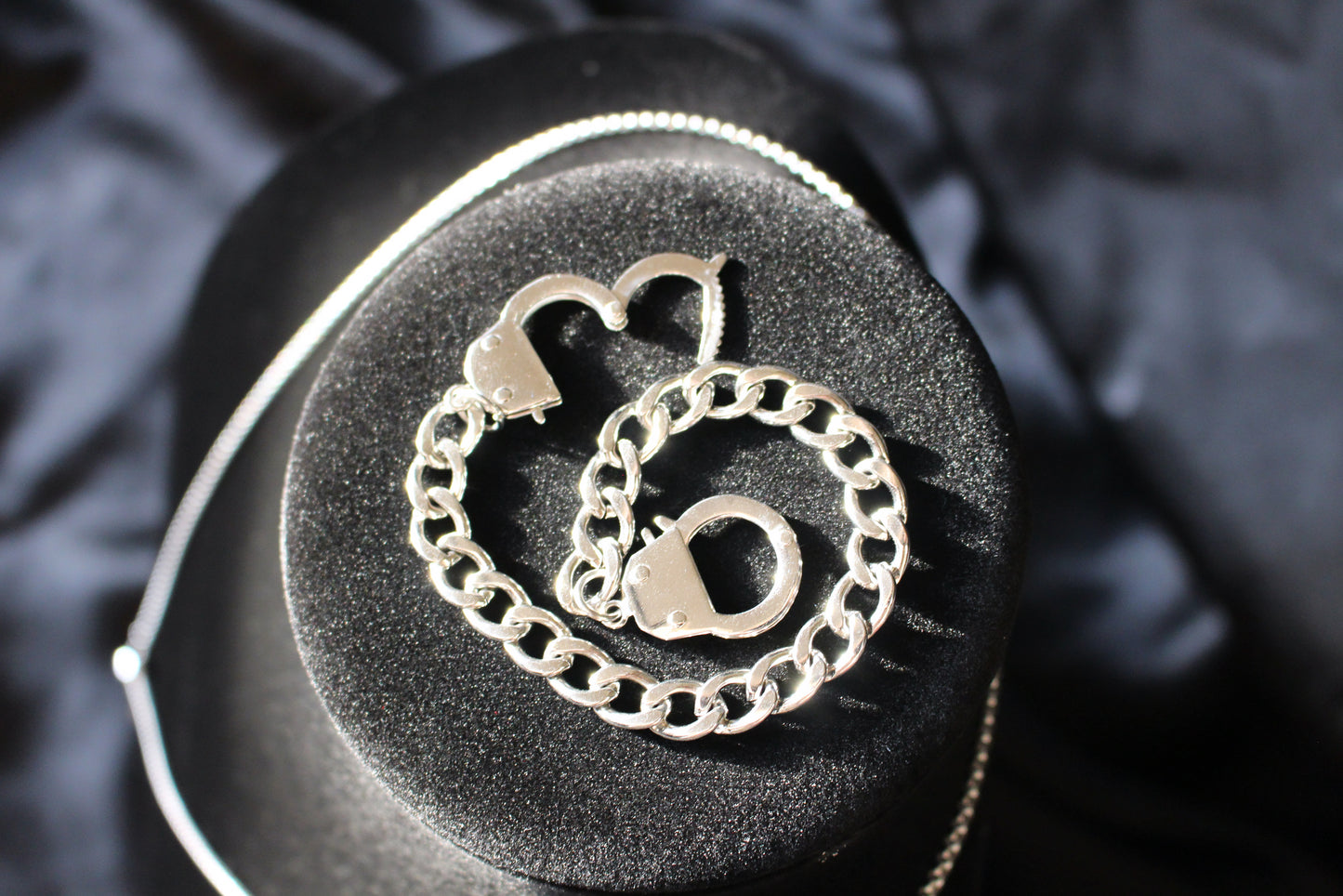 047 Cuff me bracelet